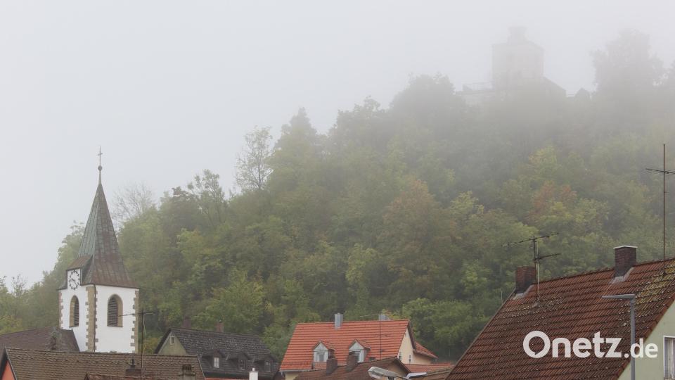 Der Schlossberg versteckt sich am Sonntagmorgen noch im Morgennebel, dich rechtzeitig für das Kirwageschehen kommt die Sonne durch. Bild: mfh