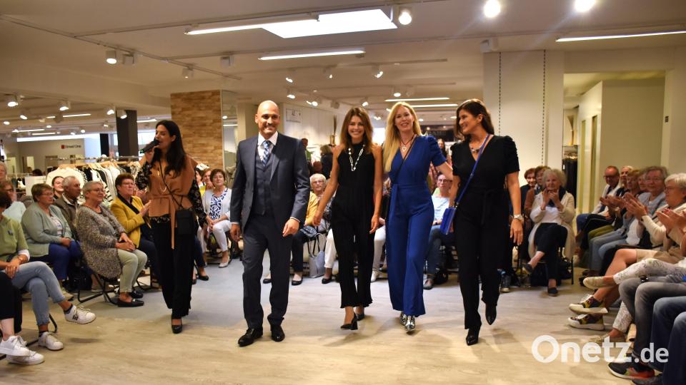 Moderatorin Agnes Zimmermann und die Models Rainer, Maria, Daniela und Mira (von links) freuten sich am Ende der Darbeitung über viel Applaus von den Gästen. Bild: ubb