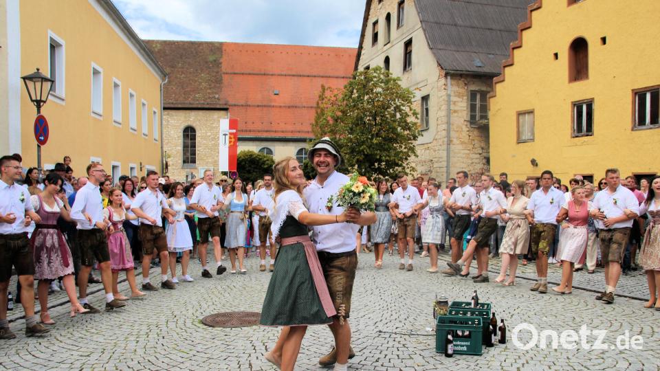 Einen Ehrenwalzer tanzt das neue Schmidmühlener Oberkirwapaar Elias Graf und Caroline Wittmann. Bild: bjo