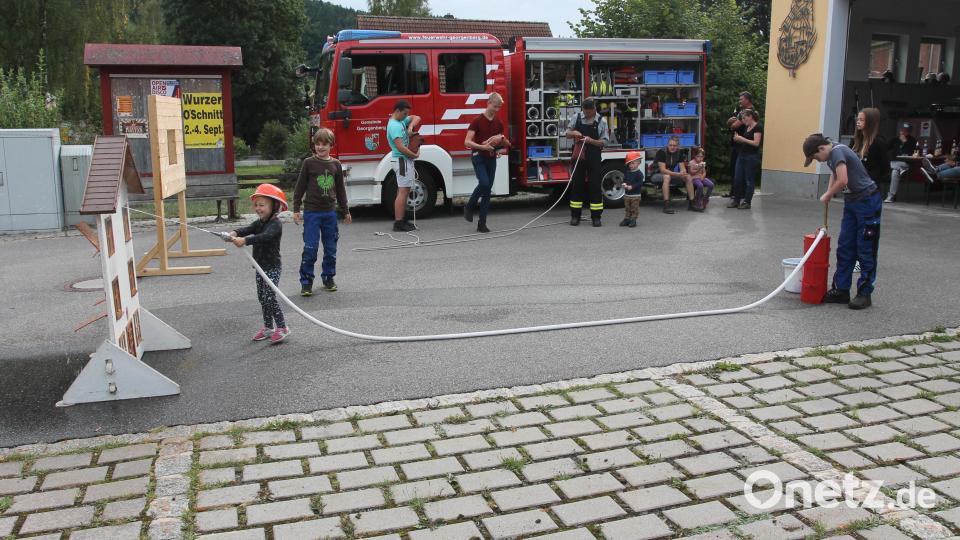 Auch die Jüngsten dürfen schon mal Feuerwehr-Luft schnuppern. Bild: pi