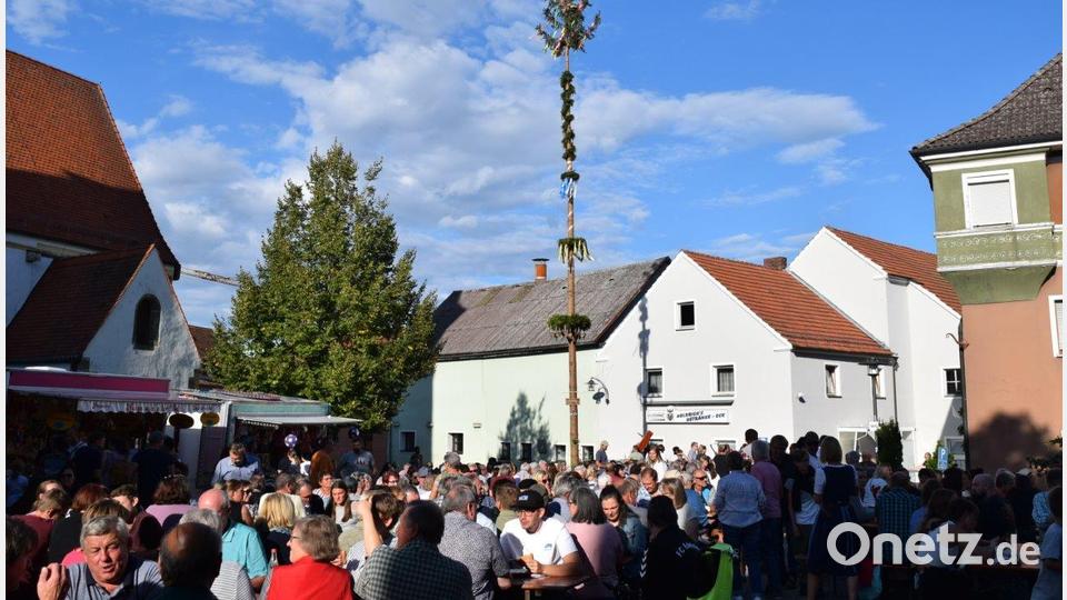 140 Garnituren waren aufgestellt, und dennoch waren freie Plätze im Hof rar. Bild: wfe