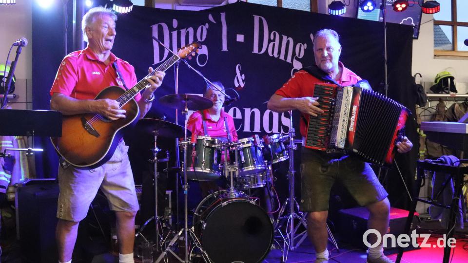 Für Stimmung im Feuerwehrhaus sorgen am Samstagabend &quot;Ding´l Dang&#039;l &amp; Friends&quot;, während draußen der Regen tropft. Bild: mfh