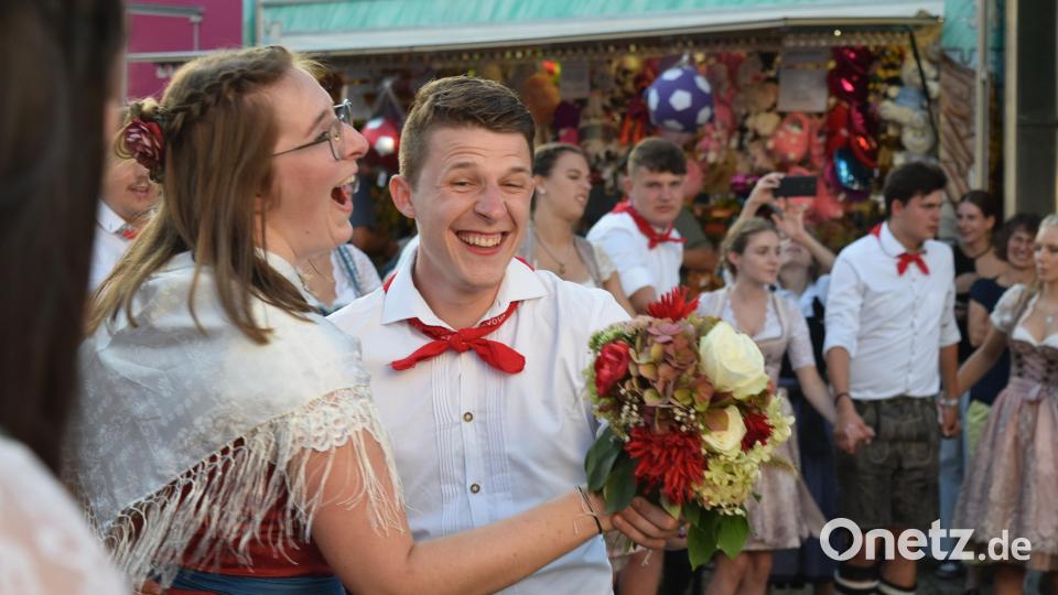 Das Oberkirwapaar vermag sein Glück kaum zu fassen. Bild: wfe