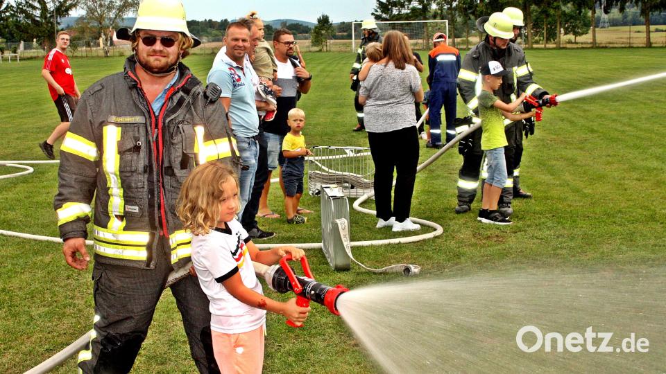 Das war der erste Tag der Feier zum 100-jährigen Jubiläum des VfB Rothenstadt: Die Kinder hatten viel Spaß beim &quot;Einsatz&quot; der Feuerwehr auf dem Fest. Bild: R. Kreuzer