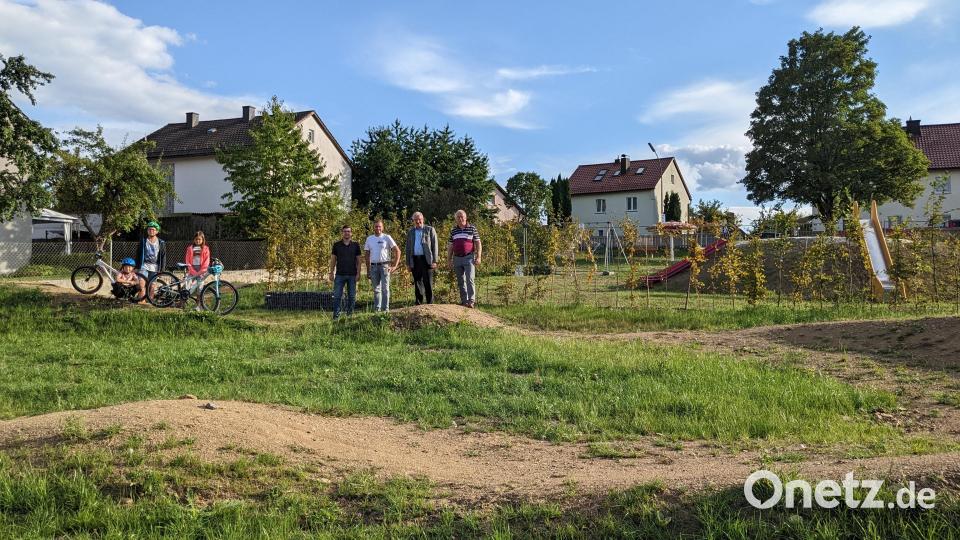 Das Spielplatzprojekt der CSU Erbendorf nähert sich der Fertigstellung. Der Bike-Trail kann schon befahren werden. Auf dem Bild (von links): Stadträte Dominik Vollath und Toni Schinner, Bürgermeister Johannes Reger und Stadtrat Alfons Meierhöfer mit den ersten Bikern. Bild: ckl