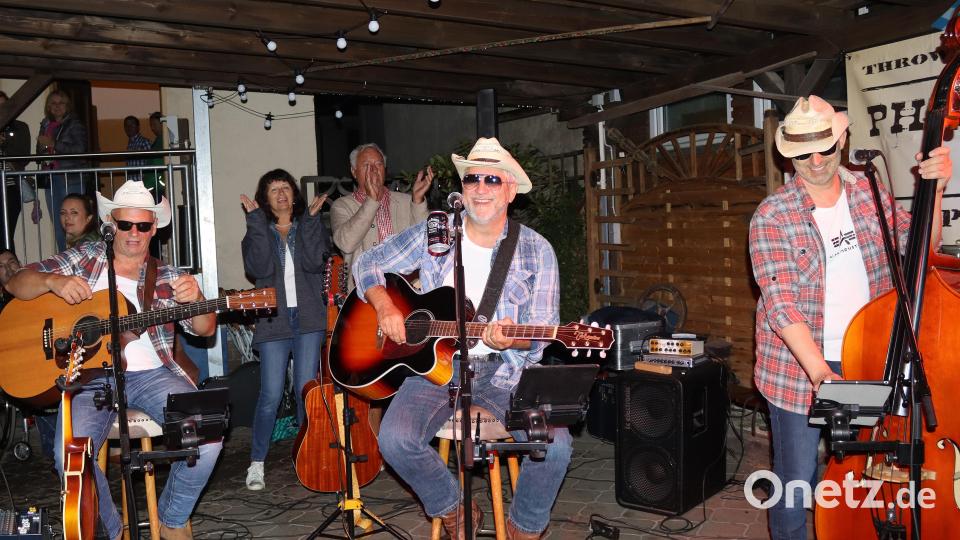 Am Samstag unterhält im Fischergarten die Phil-Seccer-Band. Bild: mfh