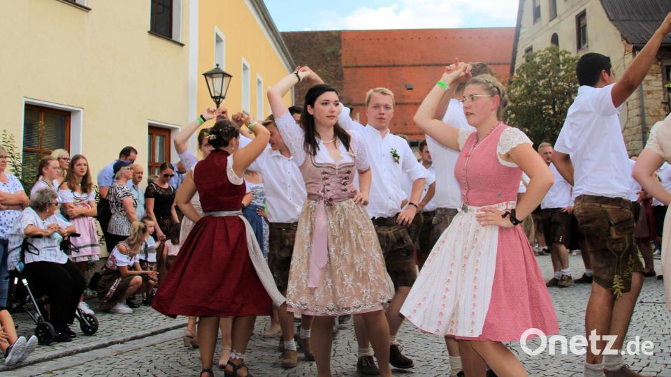 Die Kirwapaare zeigten mehre Volkstänze (bjo) Bild: bjo