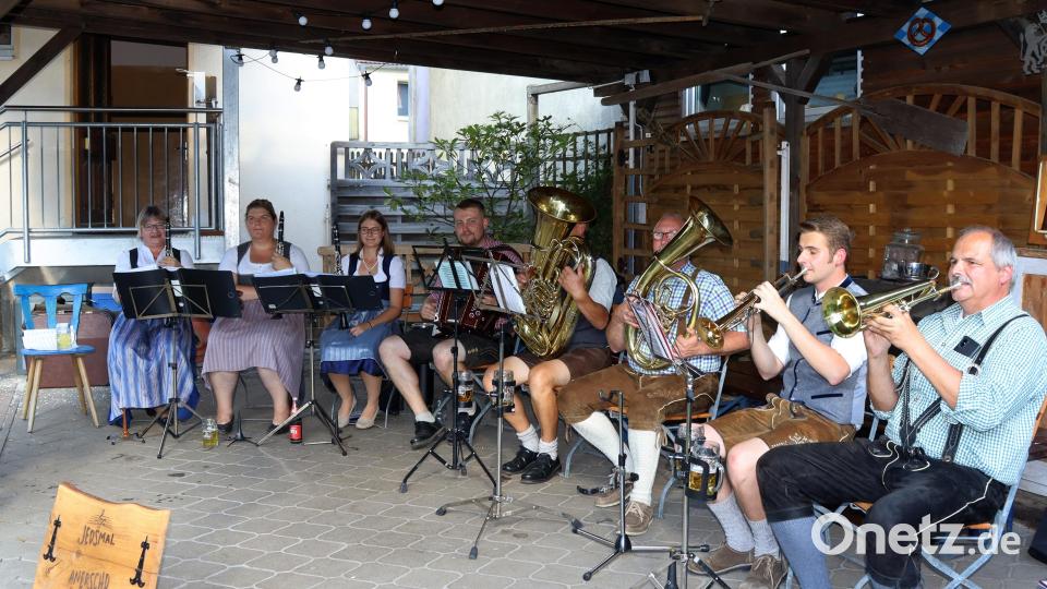 Im Fischergarten spielen am Sonntagabend „Jedesmol anerschd“. Bild: mfh