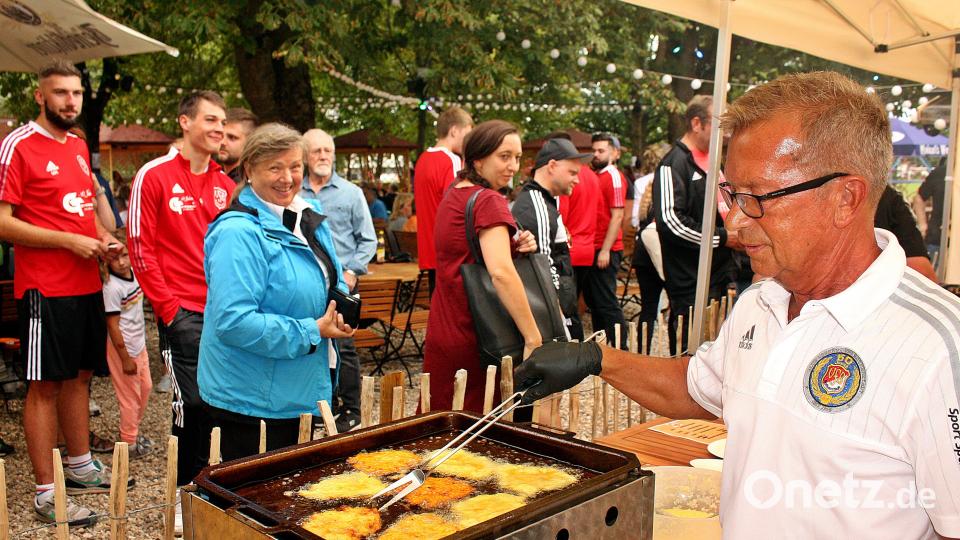 Das war der erste Tag der Feier zum 100-jährigen Jubiläum des VfB Rothenstadt: Nach einem anstrengenden Fußballspiel, gab es Dotsch für alle. Bild: R. Kreuzer