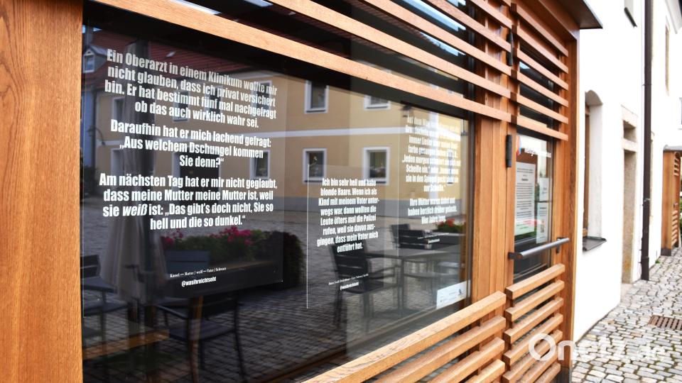 Die dunklen Fenster eignen sich hervorragend für die Tafeln, die somit gut zu lesen sind. Bild: ubb