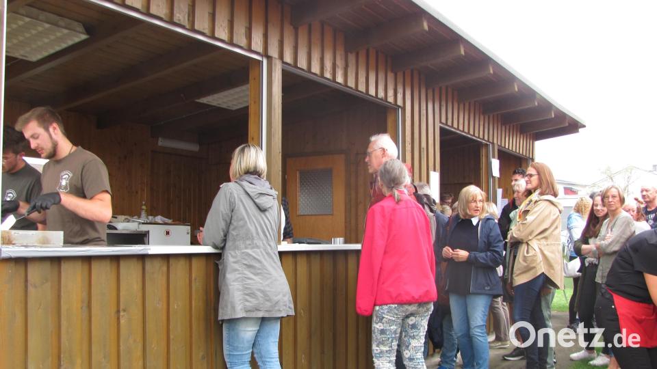 Wer beim Fischerfest eine der begehrten Fischspzialitäten ergattern will, muss an der Kasse zur Mittagszeit schon etwas Geduld haben.Aber das Warten hat sich gelohnt. Bild: sei