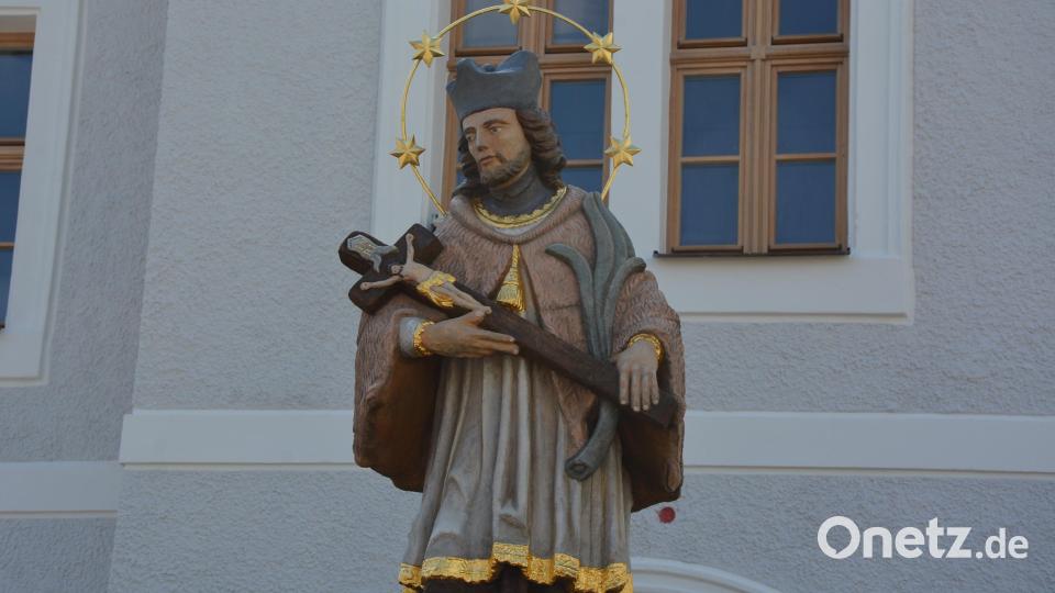 Die Figur des heiligen Nepomuk erstrahlt nach der Sanierung in neuem Glanz. Bild: jr