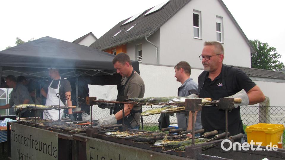 Der Duft der gefrillten Makrelen war weit über den Festplatz hinaus zu erschnuppern. Bild: sei