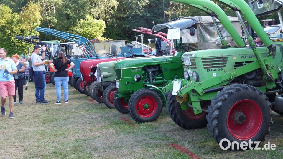 Aufgereiht standen die alten Fahrzeuge beim Oldtimertreffen der Feuerwehr Glaubendorf auf dem Sportplatz. Bild: sl