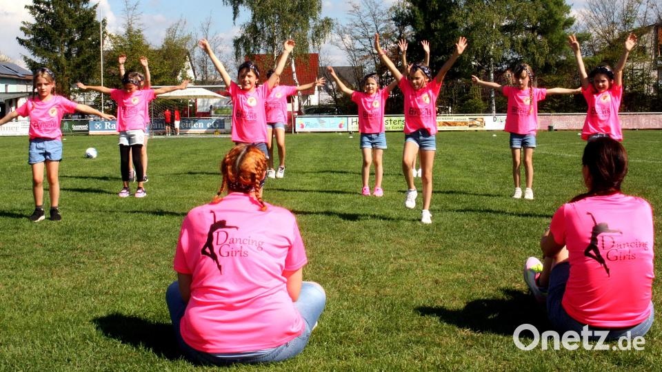 Viel Applaus erhielten die VfB-Dancinggirls für ihren Auftritt. Bild: R. Kreuzer