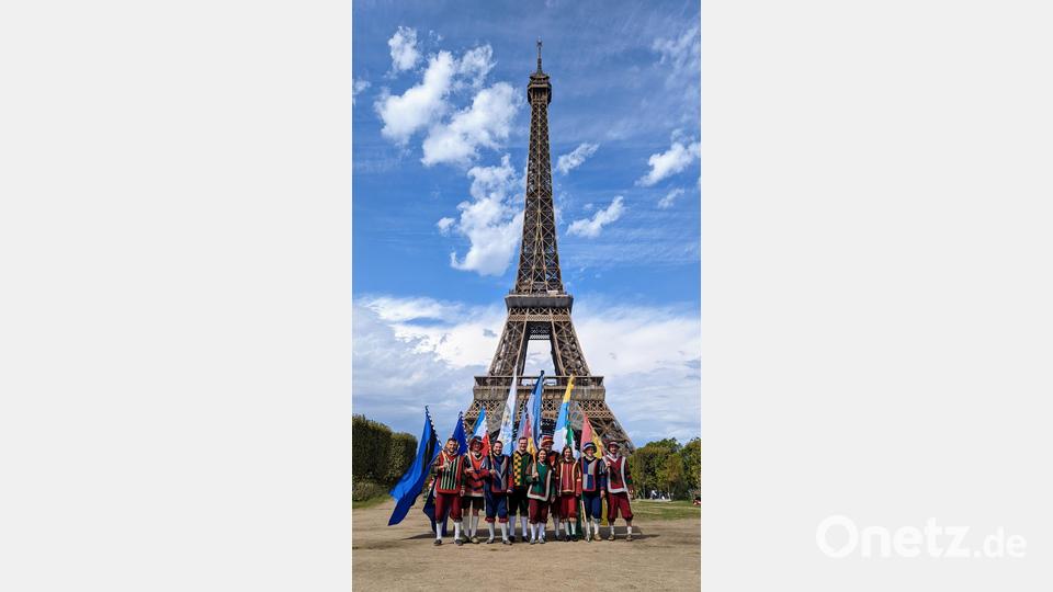 Gruppenbild in Paris (von links): Dominik Obermeier, Michael Mertel, Christoph Piehler, Peter Kick, Barbara Silbermann, Fabian Wittich, Theresa Schreglmann, Josef Obermeier und Johannes Piehler. Bild: Fahnenschwinger Gebenbach/exb