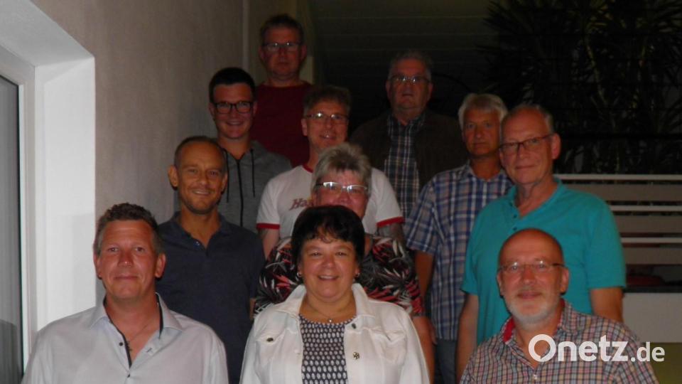 Das Bild zeigt die Vorstandsriege der Dorfgemeinschaft Lochau nach den Neuwahlen: Zweiter Vorsitzender Stephan Ott, Zweite Bürgermeisterin Christa Bayer, Vorstand Harald Melzner (vordere Reihe, von links); Kassier Alexander Gropp, Margit Rodler, Volker Pöhlmann (zweite Reihe, von links), Maximilian Anzer, Wolfgang Schlicht, Schriftführer Rüdiger Schulte, Martin Englmann, Heinz Rodler (hintere Reihe, von links). Bild: exa
