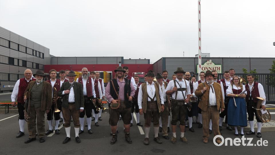 Die Böllerschützen und die Neuburger Stadtkapelle führten den Festzug an. Bild: jzk