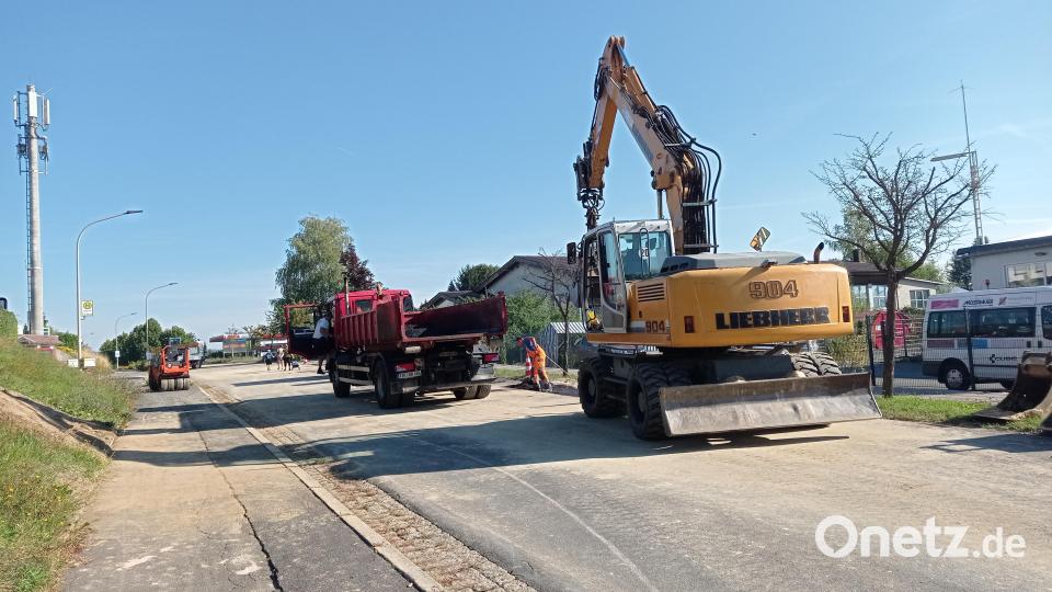 Die Arbeiten an der Wasserversorgung in Waldershof erfordern auch weiterhin Umleitungen. Bild: fpoz