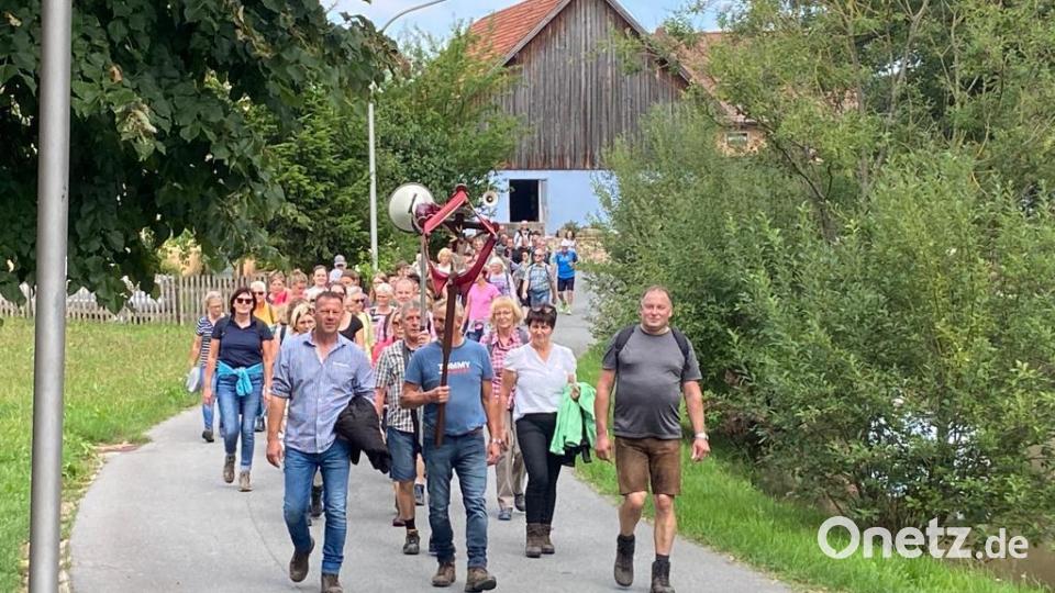 Betend ziehen die Gläubigen von Michldorf nach Luhe auf den Koppelberg in die Nikolauskirche. Bild: M. Klier /exb
