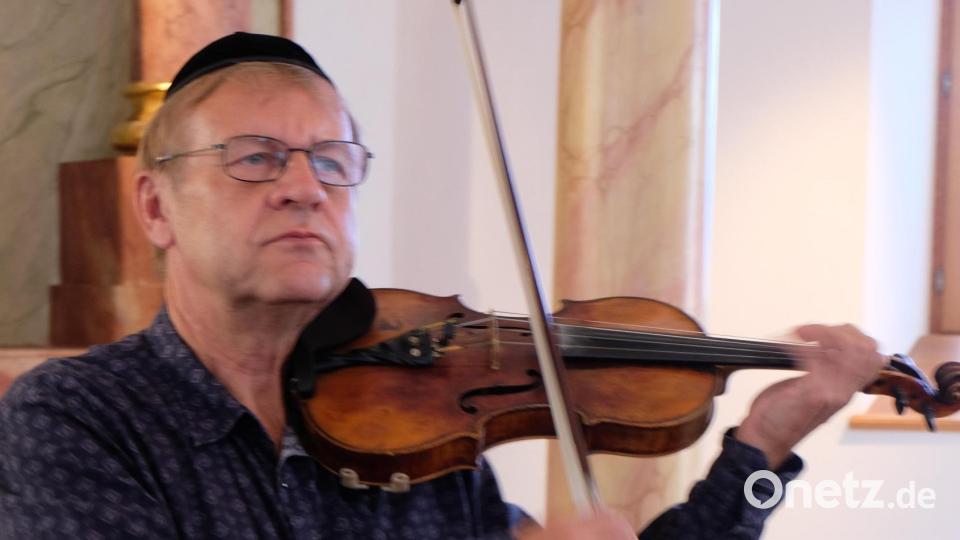 Bereits fünf Mal war der Konzertmeister der Tschechischen Philharmonie, Miroslav Vilimec mit seiner Violine, Gast bei den Konzerten in der Flosser Synagoge. Es war ein musikalischer Hochgenuss, ihn zu hören. Er will gerne wieder kommen. Bild: le