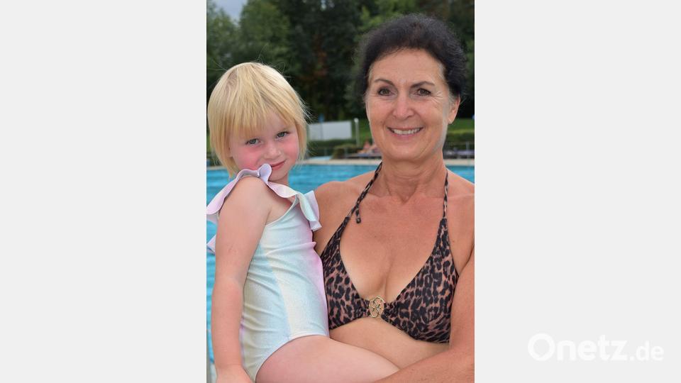 Katrin Dietrich und Ella König: &quot;Mit meiner Tochter und den Enkelkindern komme ich ein- bis zweimal in der Woche hierher ins Grafenwöhrer Waldbad, weil die Anlage topfit und sauber ist&quot;. &quot;Bei anderen Einrichtungen dieser Art ist das nicht so&quot;, spricht die 59-jährige Eschenbacherin aus Erfahrung.&quot; (rgr) Bild: rgr