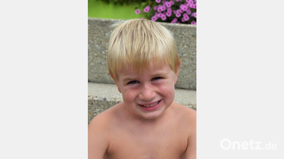 Emilius König: Im Wasser zu tauchen ist für den Fünfjährigen Emilius das Höchste. Und schwupps - weg war er unter Wasser. &quot;Hier im Waldbad kann ich öfter einen Blick auf meinen Enkel werfen&quot;, meint seine Oma. (rgr) Bild: rgr