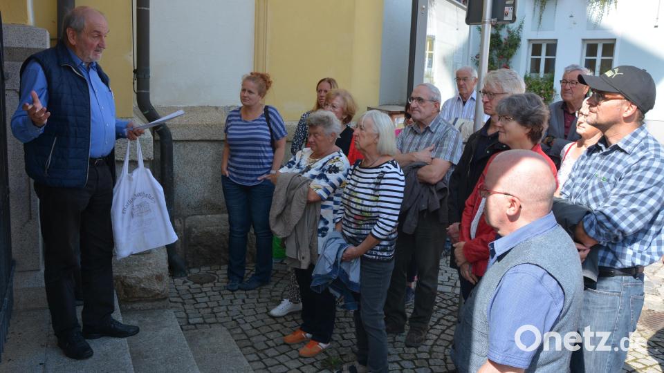 Werner Männer (links) informierte über die Figurengruppe am Ölberg bei der Stadtpfarrkirche. Bild: jr