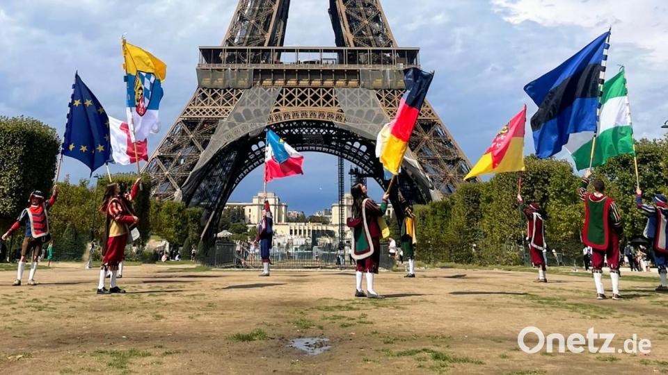 Die Gebenbacher Fahnenschwinger vor dem Eiffelturm in Paris. Bild: Fahnenschwinger Gebenbach/exb