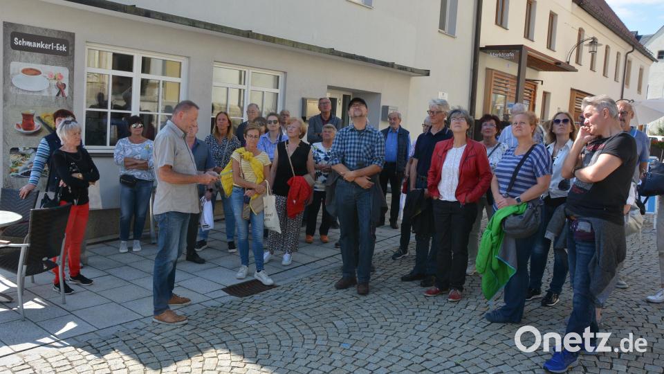 Markus Scharnagl (Vierter von links) bei seinen Erläuterungen. Bild: jr