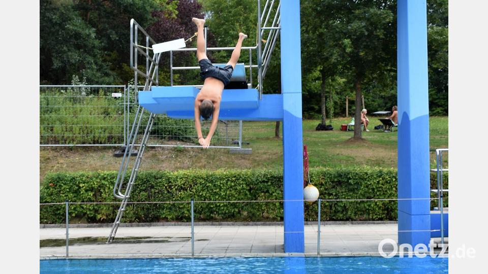 Der Sprungturm im Waldbad ist sehr beliebt. Bild: rgr