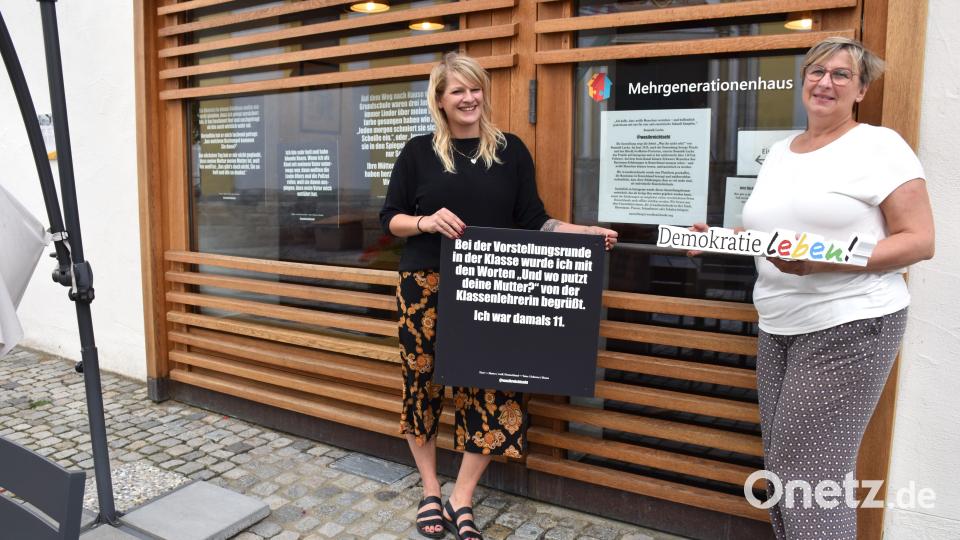 Vera Jankowski und Sonja Schmid (von links) haben viele Schrifttafeln der Wanderausstellung &quot;was ihr nicht seht&quot; in die Fenster des Mehrgenerationenhauses gehängt. Bild: ubb