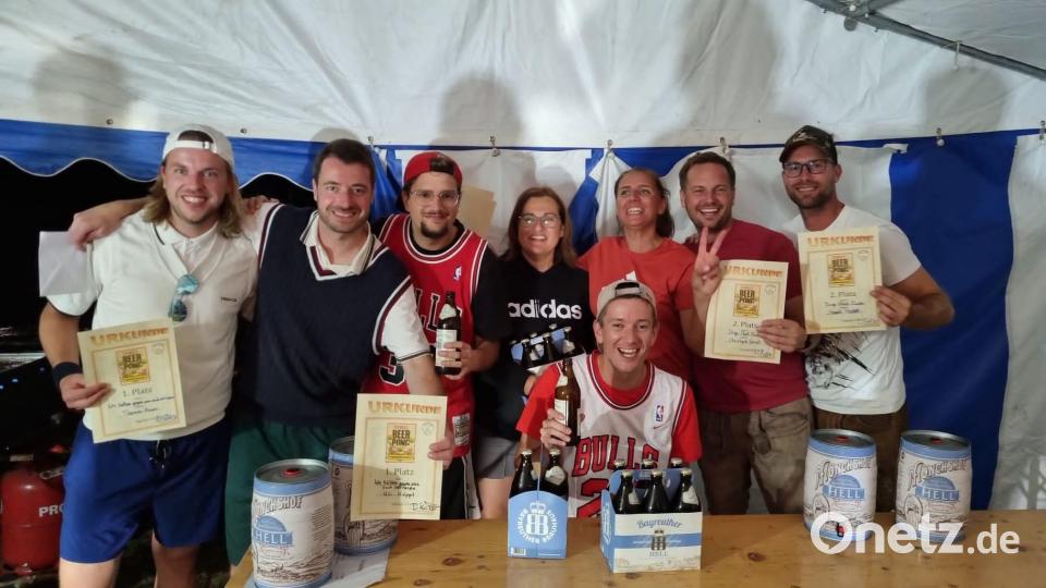 Die Siegerehrung beim ersten "Tennis-Beer-Pong" verlief nach vielen spannenden Spielen und einem noch spannenderem Finale recht lustig. Bild: bey