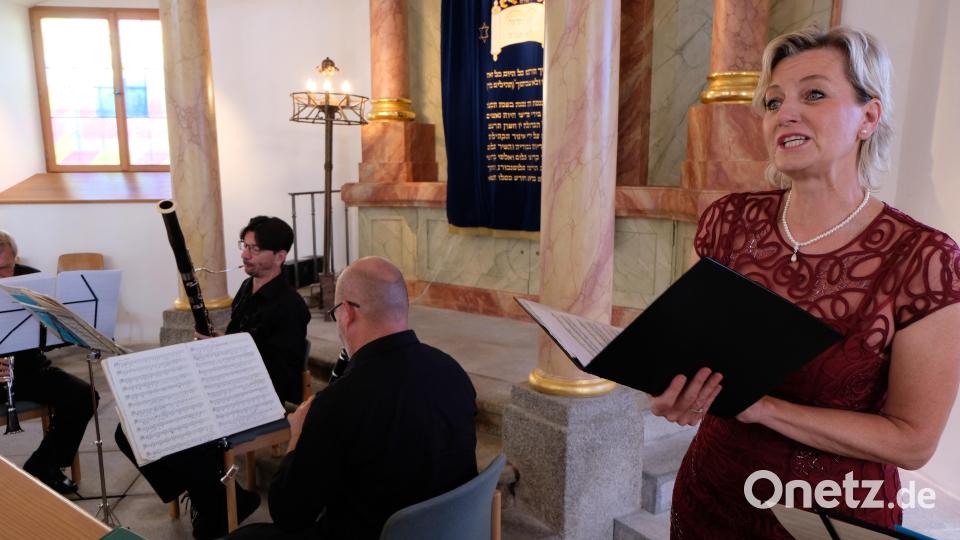 Zu begeistern wusste das Prager Mozart Trio mit Mezzosopranistin Sylva Cmugrova (rechts) in der Musikreihe der Pilsener Region Musik in den Synagogen in Floß. Bild: le