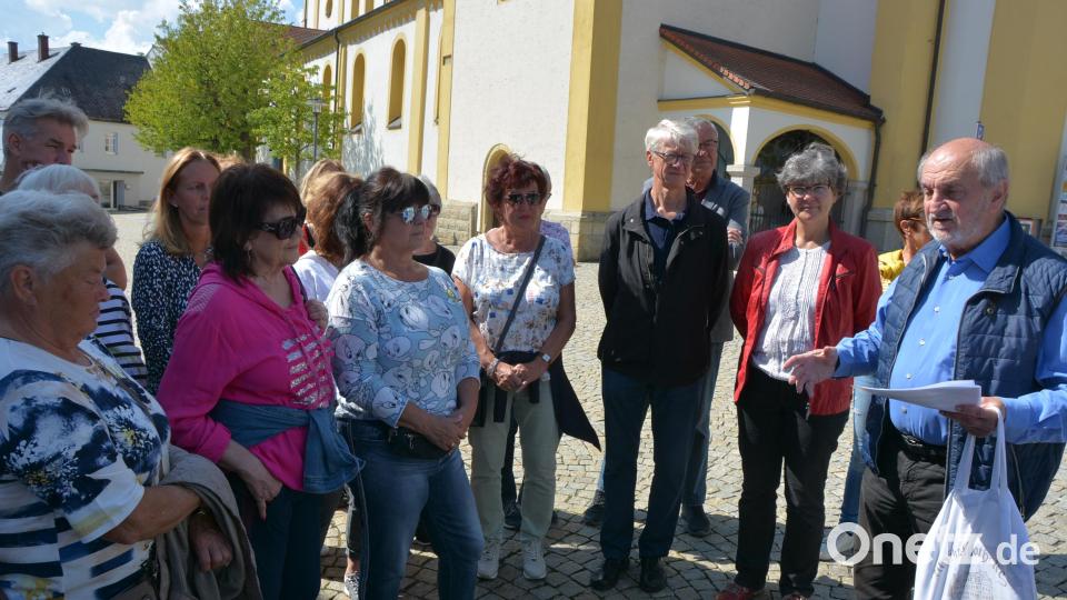 Werner Männer (rechts), Vorsitzender des Arbeitskreises Heimatpflege, hieß die Teilnehmer des sonntäglichen Stadtspaziergangs willkommen. Bild: jr