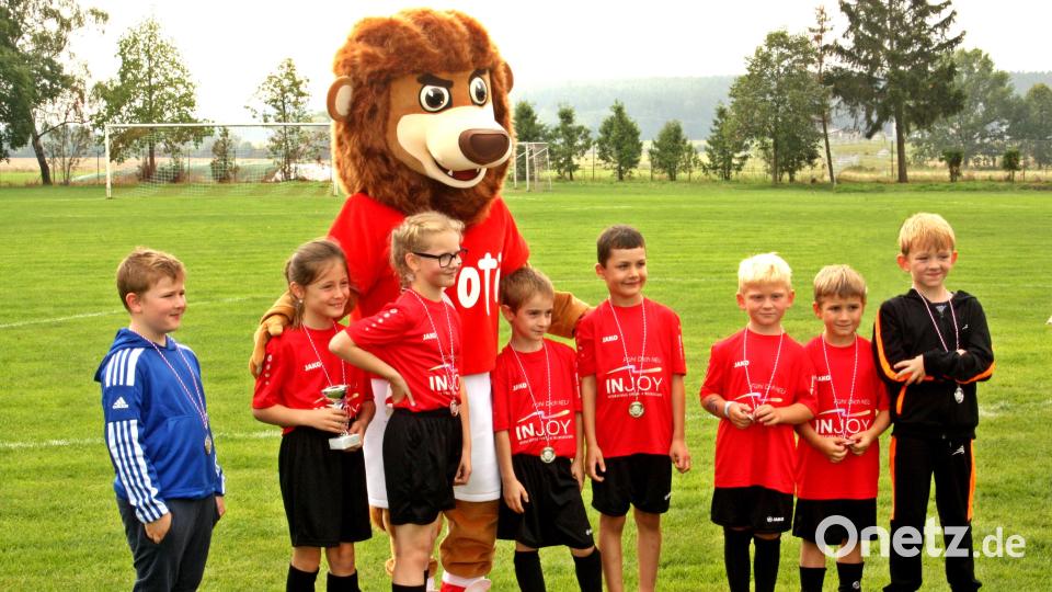 Das neue entworfene Maskottchen „Roti“ hatte seinen Auftritt zum 100-jährigen Jubiläum des VfB Rothenstadt. Bild: R. Kreuzer