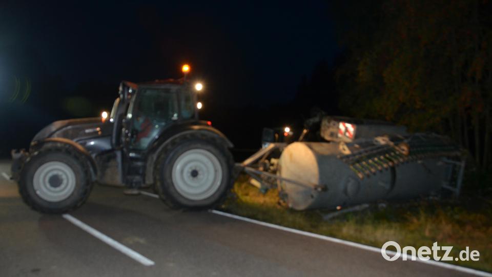 Das vollbeladene Güllefass hat sich auf der abschüssigen Strecke zwischen Vohenstrauß und Pleystein, unmittelbar an der Gemeindegrenze, mehrmals überschlagen und blieb im angrenzenden Straßengraben liegen. Bild: dob