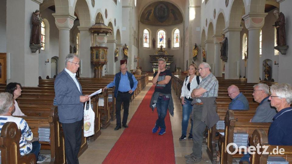 Erhard Sommer (links stehend) berichtete über die Geschichte der Stadtpfarrkirche. Bild: jr