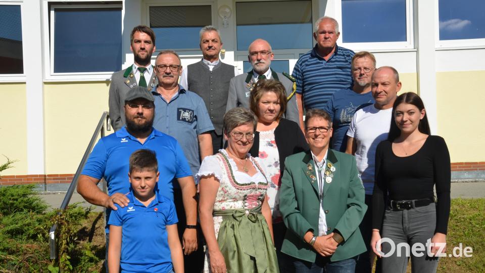 Langjährige Mitglieder ehrt der Schützenverein &quot;Luhetal&quot;. Helmut Faltenbacher (hintere Reihe, rechts) ist neues Ehrenmitglied. Bild: dob