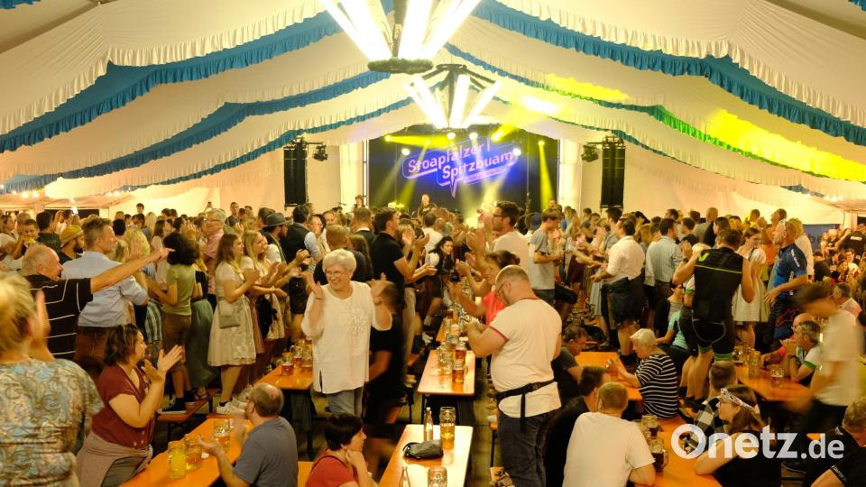 Feierstimmung herrschte zum Abschluss der Kirwa im Festzelt. Bild: mab