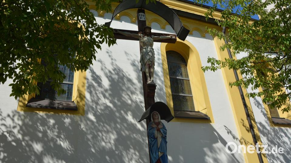 Das Missionskreuz bei der Stadtpfarrkirche. Bild: jr