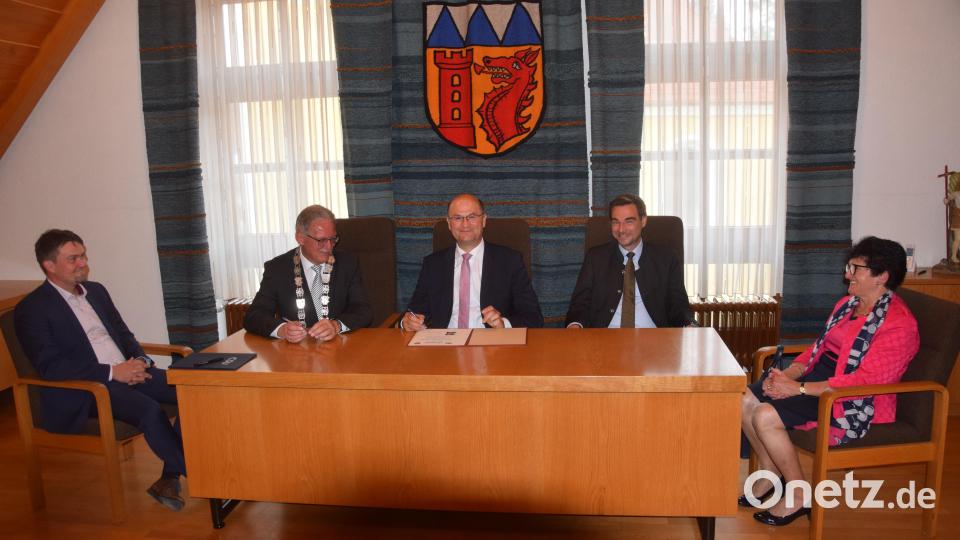 Empfang im Irchenriether Rathaus für Finanz- und Heimatminister Albert Füracker (Mitte). Bild: fz