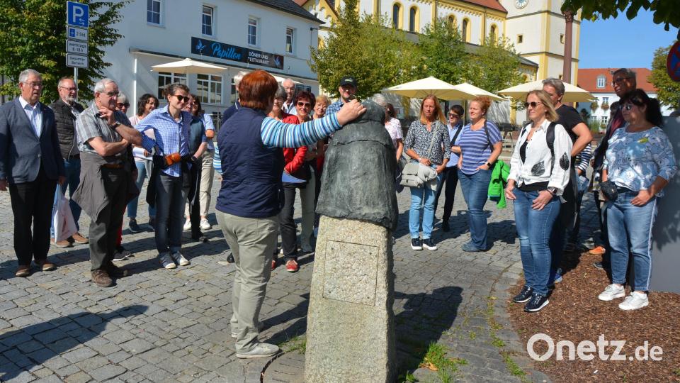 Monika Beer-Helm erzählte am Hankerl-Brunnen von den bekannten Sagengestalten. Bild: jr