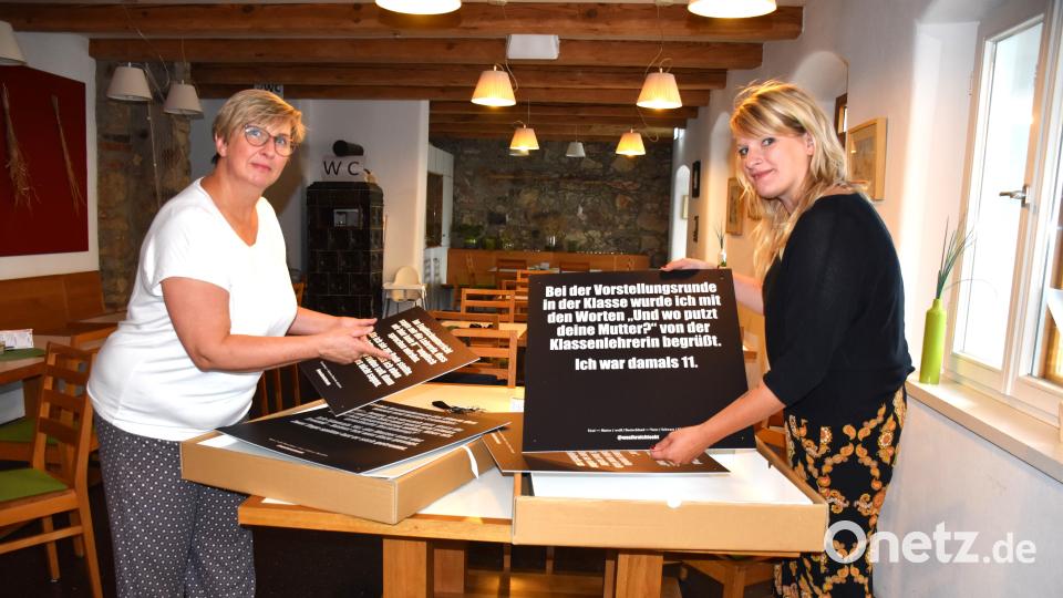 Sonja Schmid und Vera Jankowski (von links) haben die Wanderausstellung &quot;was ihr nicht seht&quot; im Mehrgenerationenhaus aufgebaut. Bild: ubb