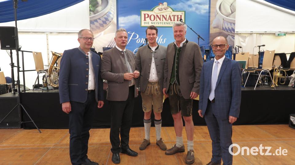 Bürgermeister Roman Schäffler, Staatssekretär Roland Weigert (von links) und Stellvertretender Landrat Alfred Scheidler gratulierten Firmenchef Michael Ponnath und seinem Sohn Max (von rechts) zum Firmenjubiläum. Bild: jzk