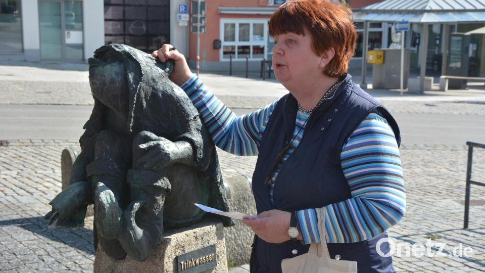 Monika Beer-Helm erzählte am Hankerl-Brunnen am Unteren Markt von den bekannten Sagengestalten. Bild: jr