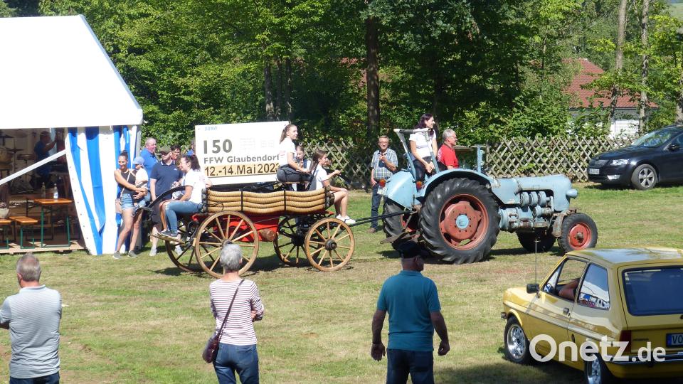 Die Festdamen der Glaubendorfer Wehr machten Werbung für das anstehende Jubiläumsfest. Bild: sl