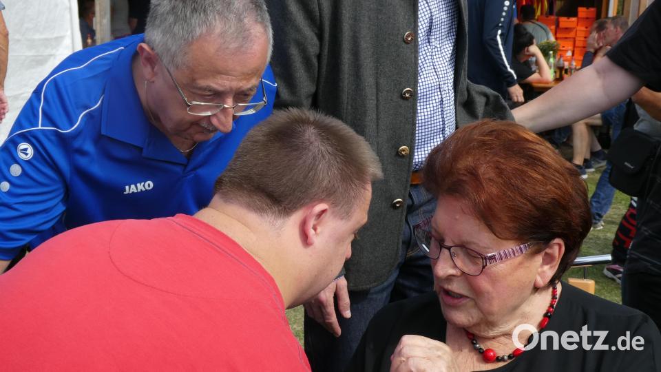 Barbara Stamm suchte bei ihrem Besuch in Weiding das Gespräch mit den Besuchern. Bild: eib