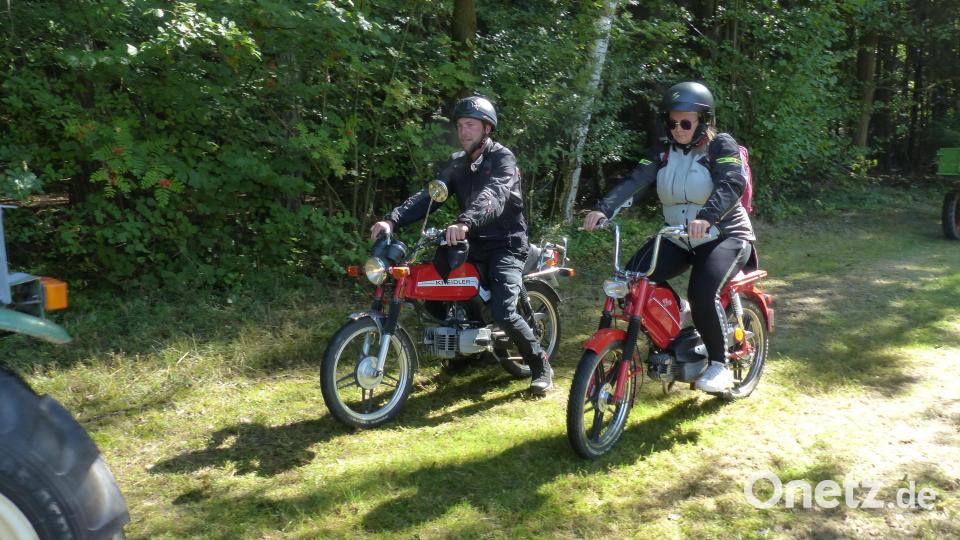 Auch Mopeds und Mofas waren bei der Rundfahrt dabei Bild: sl