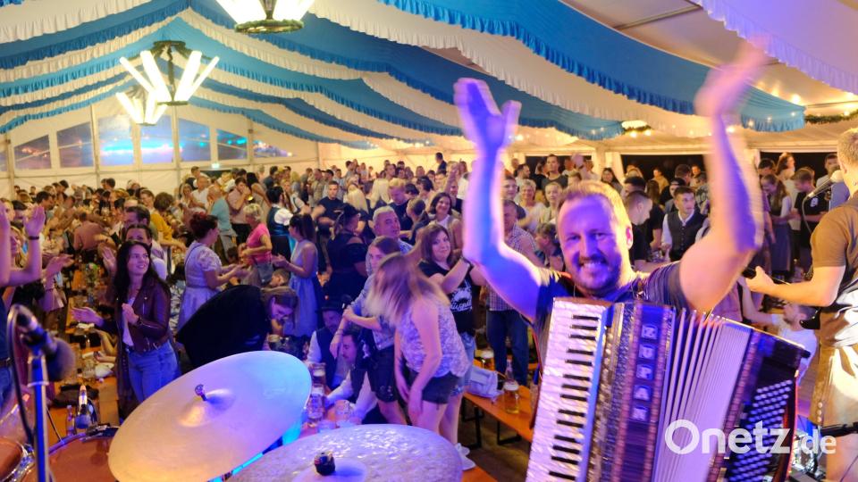 Die &quot;Stoapfälzer Spitzbuam&quot; heizten zum Kirwa-Abschluss im Festzelt ein. Bild: mab